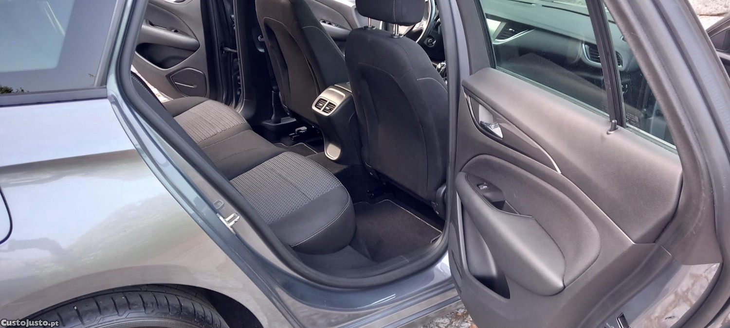 Opel Insignia Sport Tourer 1.5 Business — fotografia 7