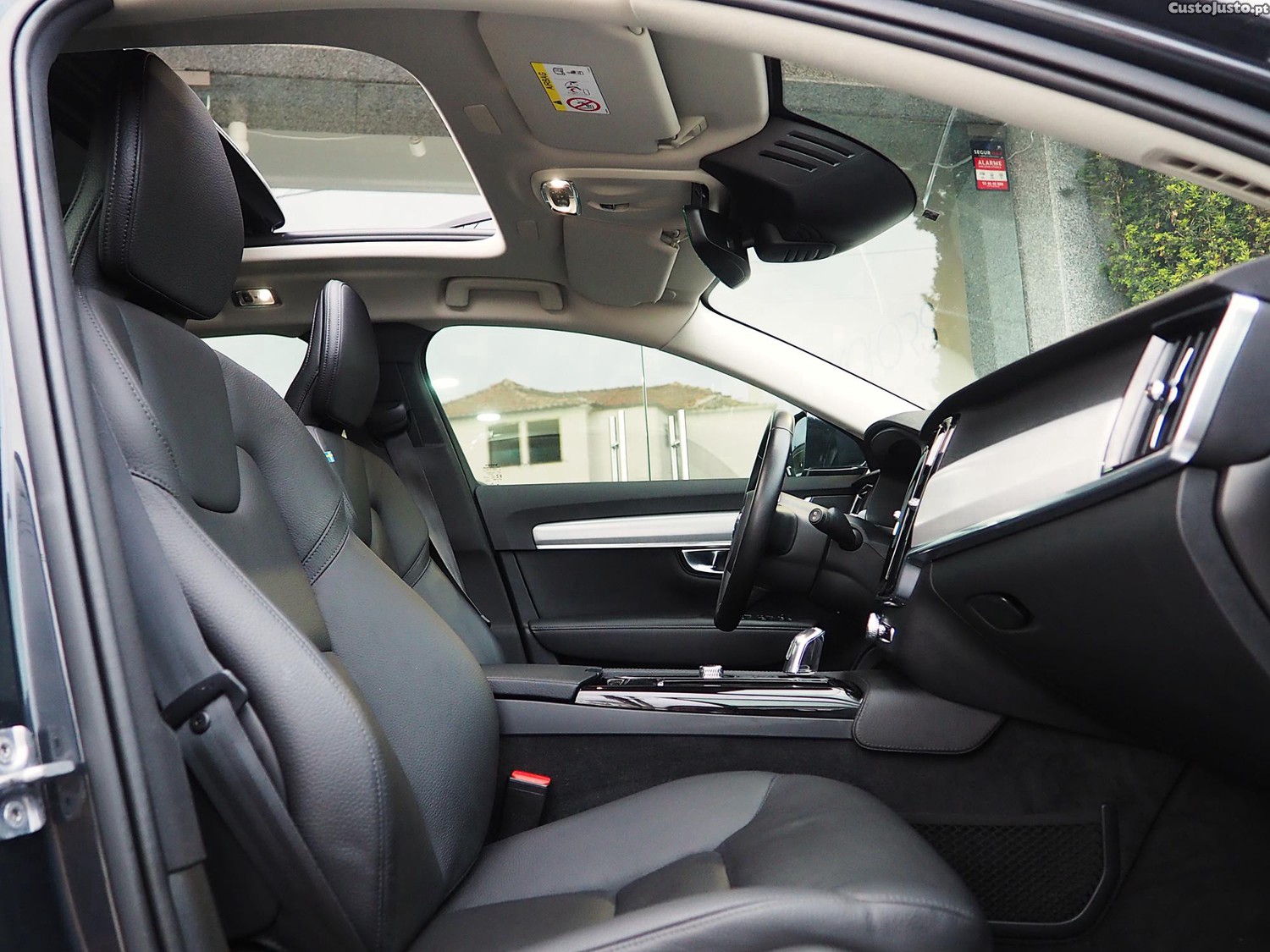 Volvo V90 2.0 T8 Momentum Plus AWD Geartronic — fotografia 4