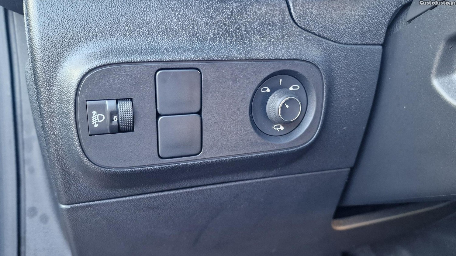 Citroën C3 1.2 PureTech Shine EAT6 — fotografia 18