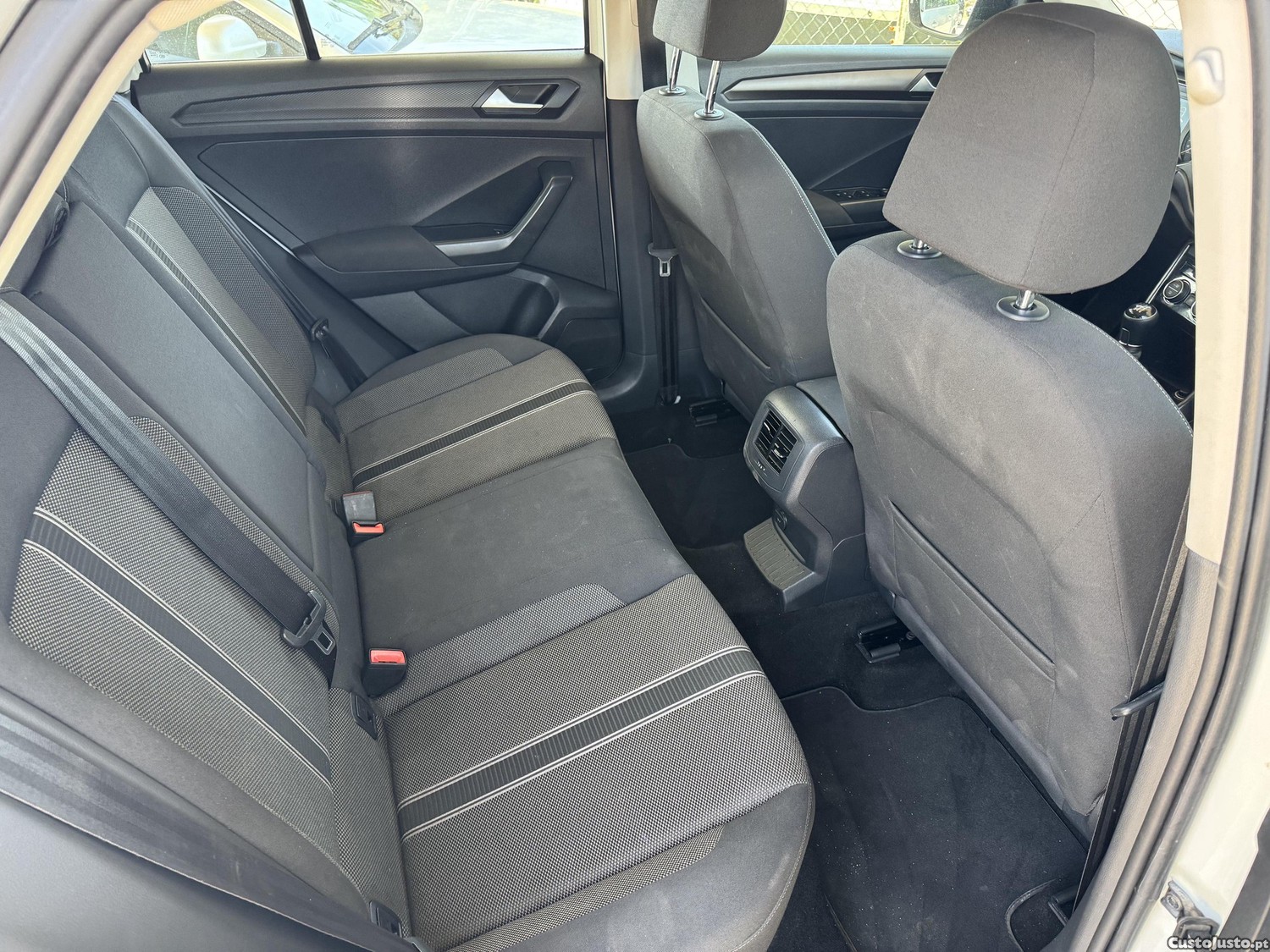 Volkswagen T-Roc 1.0 TSI — fotografia 3