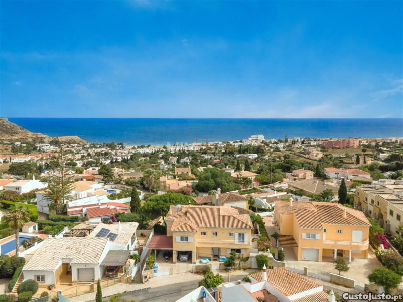 Moradia T5 Com Piscina E Elevador Em Praia Da Luz: Vista Mar Deslumbrante.