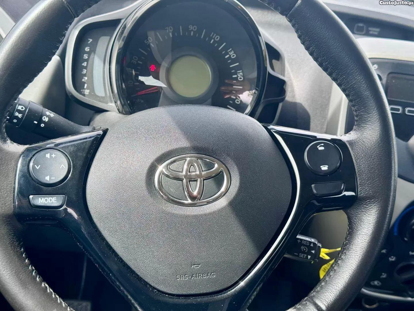 Toyota Aygo 1.0 x-clusiv — fotografia 6