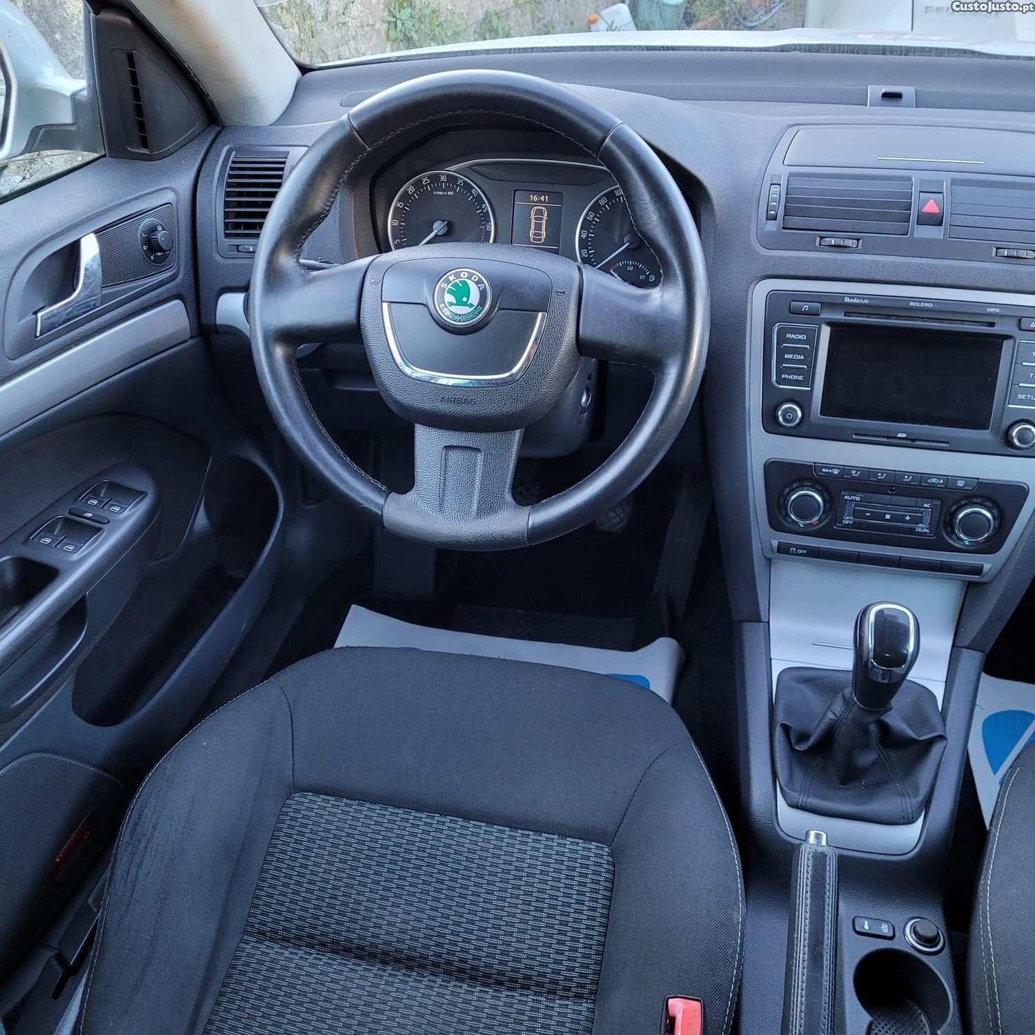 Skoda Octavia 1.6 TDi Sportline — fotografia 12