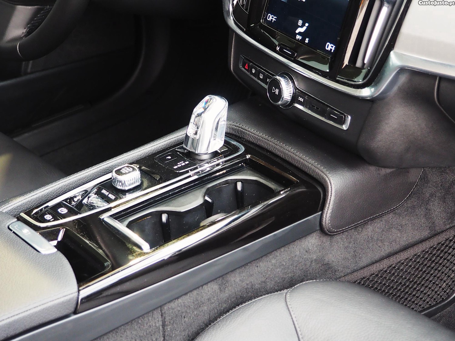 Volvo V90 2.0 T8 Momentum Plus AWD Geartronic — fotografia 2