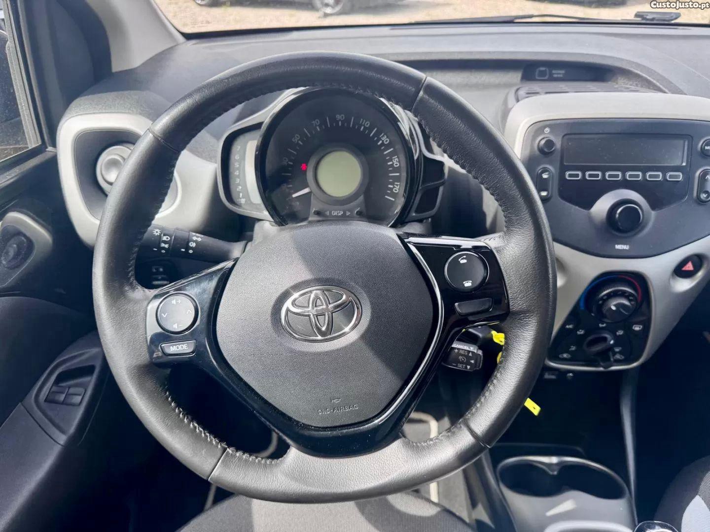 Toyota Aygo 1.0 x-clusiv — fotografia 4