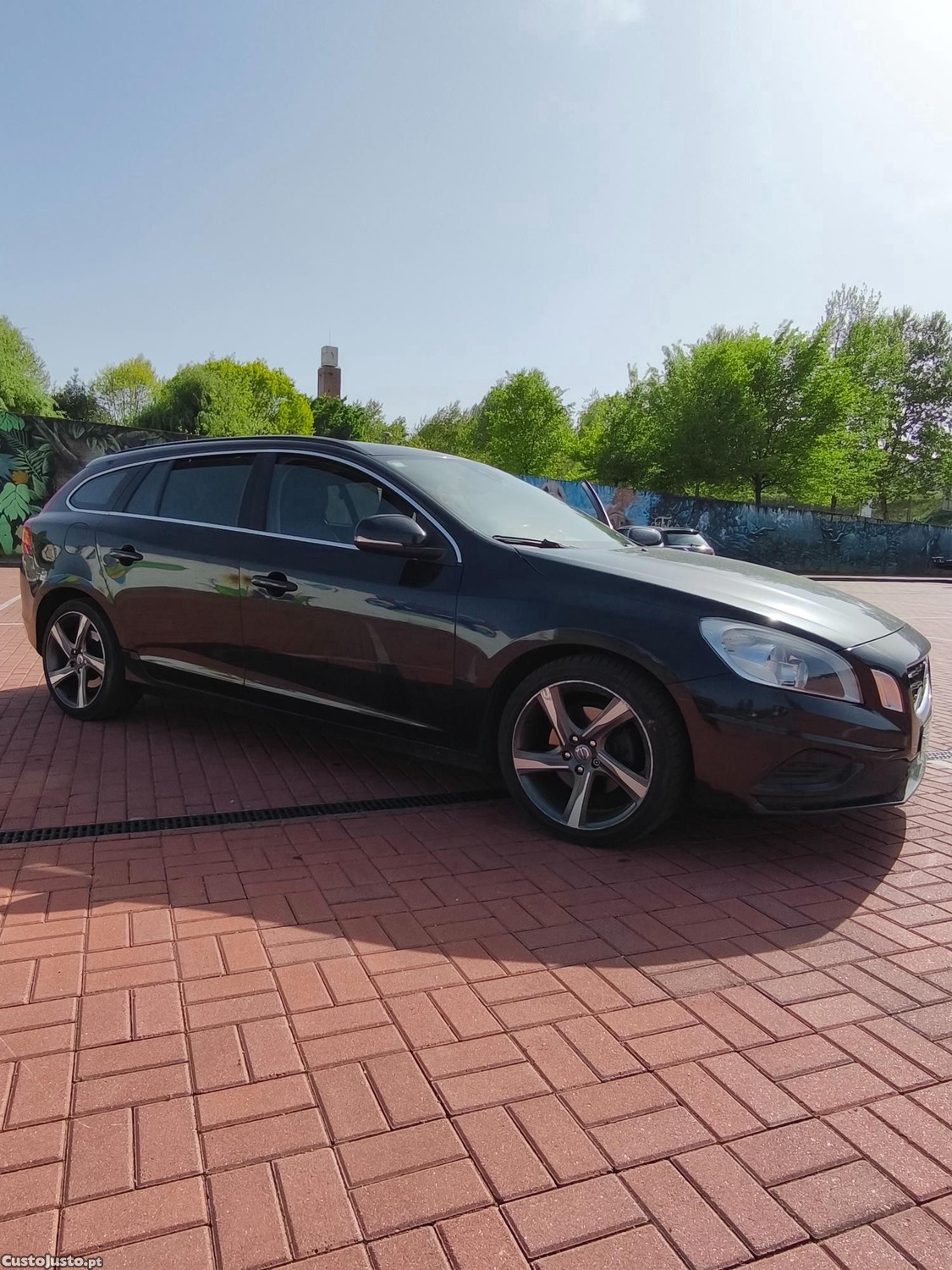 Volvo V60 R design 2.0 D3, motor5 cilindros — fotografia 3