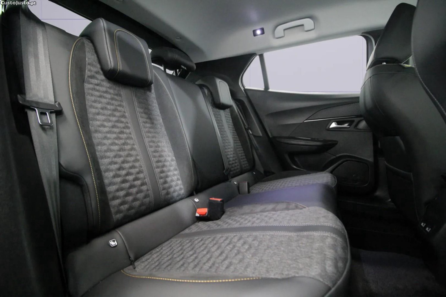 Peugeot e-2008 Allure — fotografia 4