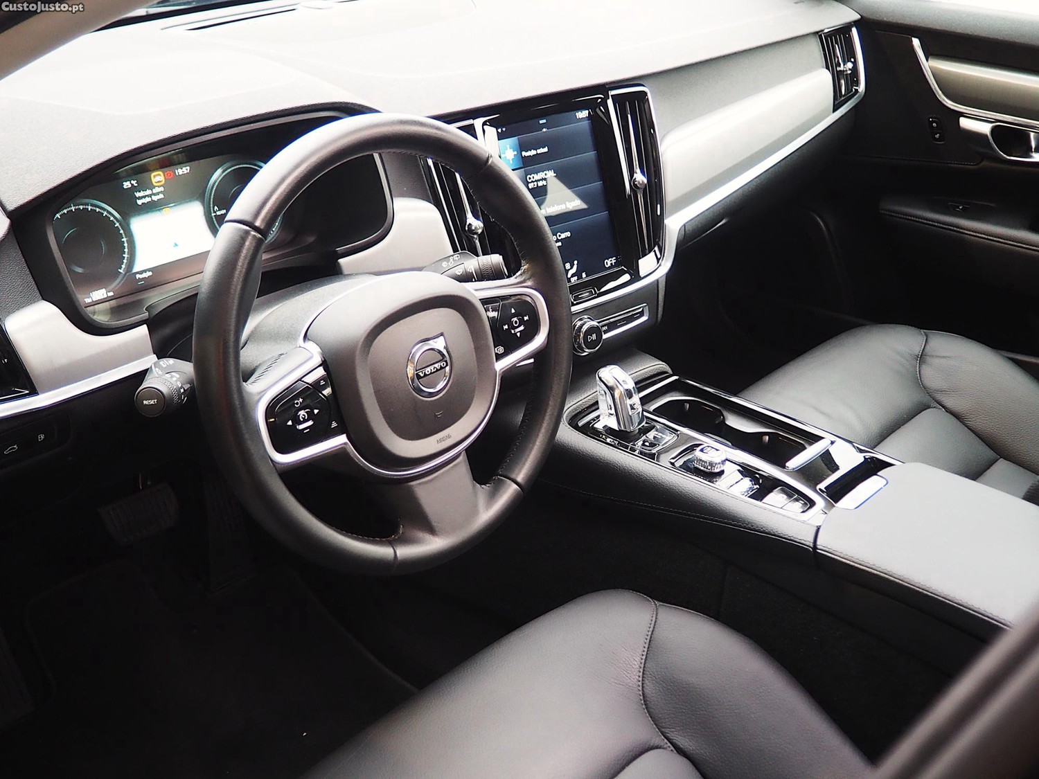 Volvo V90 2.0 T8 Momentum Plus AWD Geartronic — fotografia 3