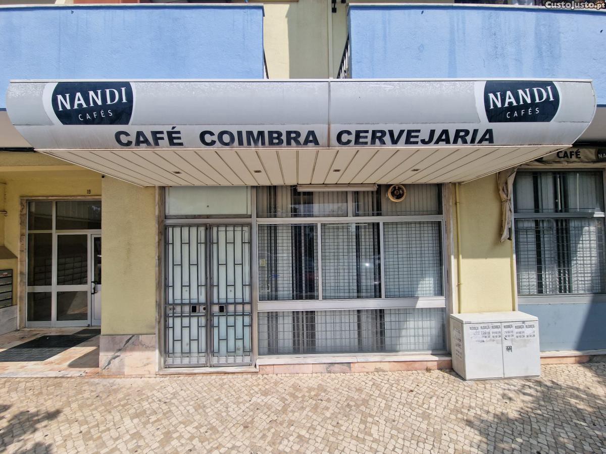 Loja com T1 incluído no Laranjeiro 120m² totais Espaço versátil para negócio e habitação