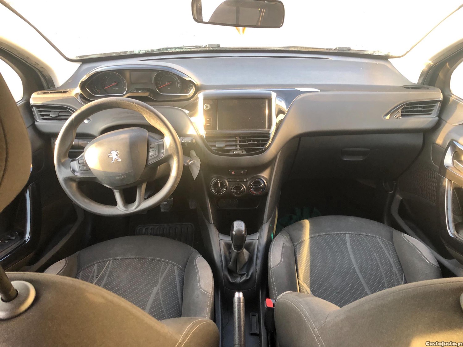 Peugeot 208 1.2i 2015 — fotografia 2