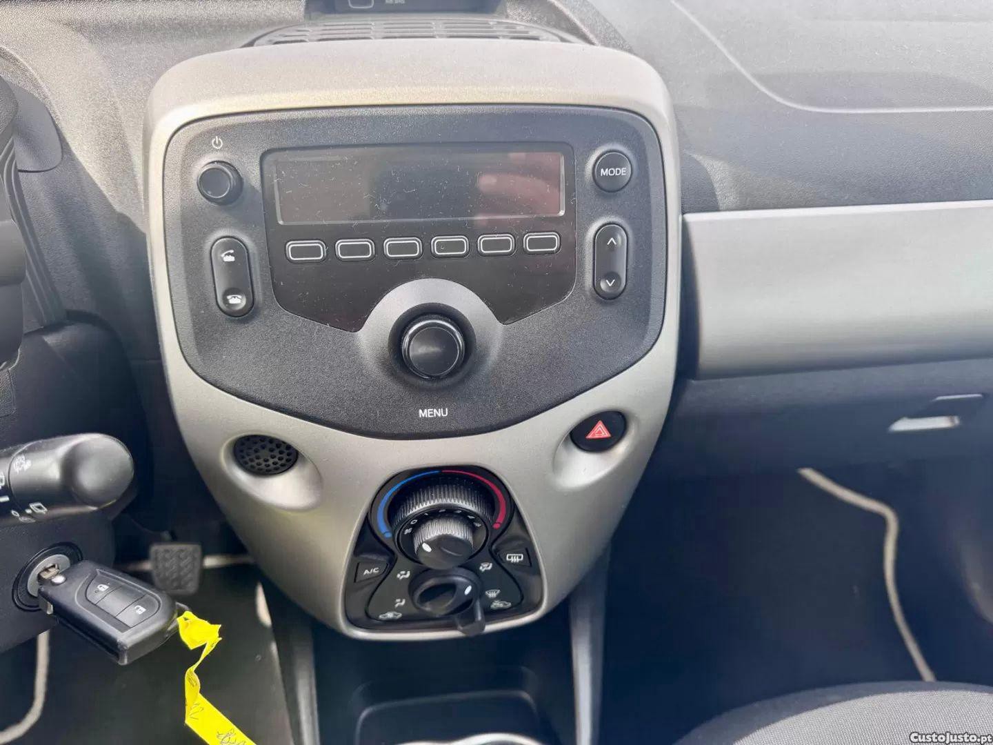 Toyota Aygo 1.0 x-clusiv — fotografia 9