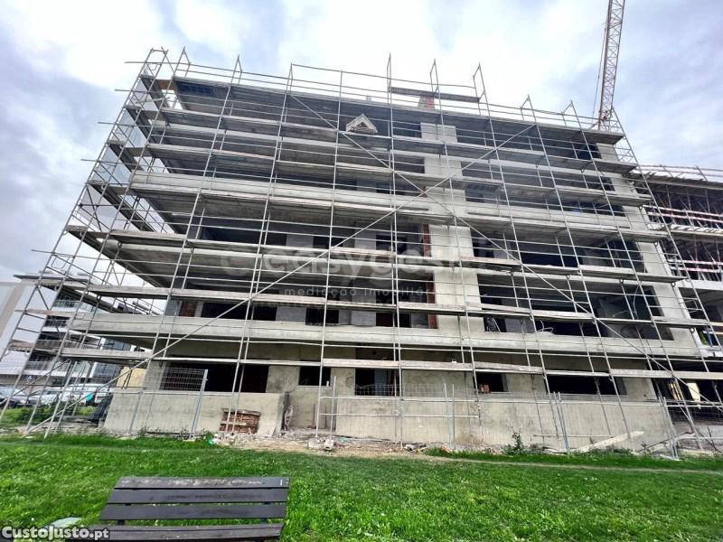 Apartamento T4 1º Piso Com Varanda Nas Portas...