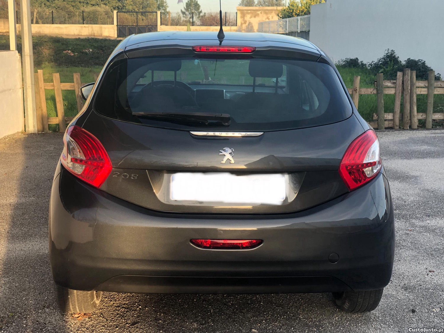 Peugeot 208 1.2i 2015 — fotografia 3