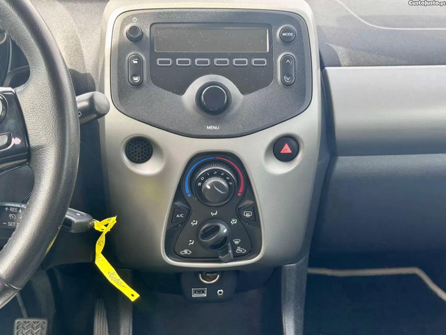 Toyota Aygo 1.0 x-clusiv — fotografia 7