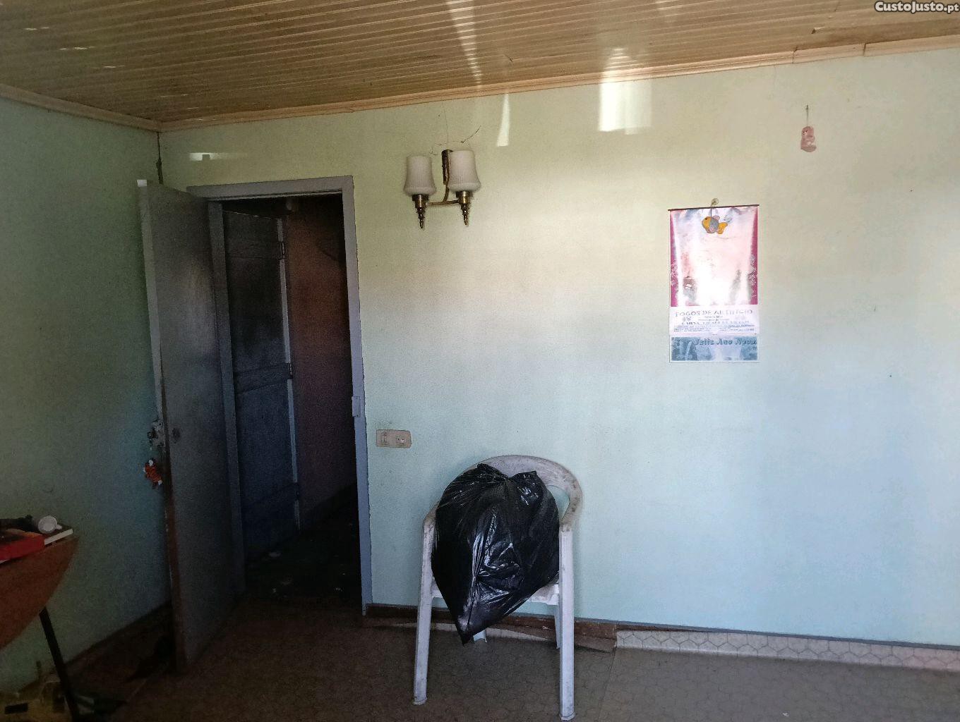 Moradia T3 com páteo em Fragosela