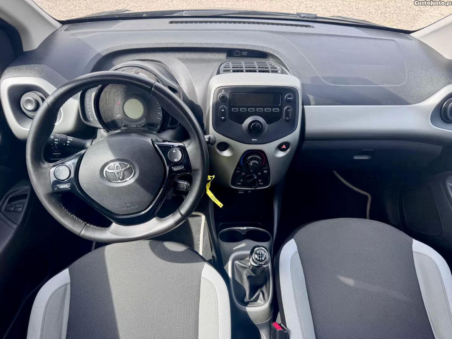 Toyota Aygo 1.0 x-clusiv — fotografia 5