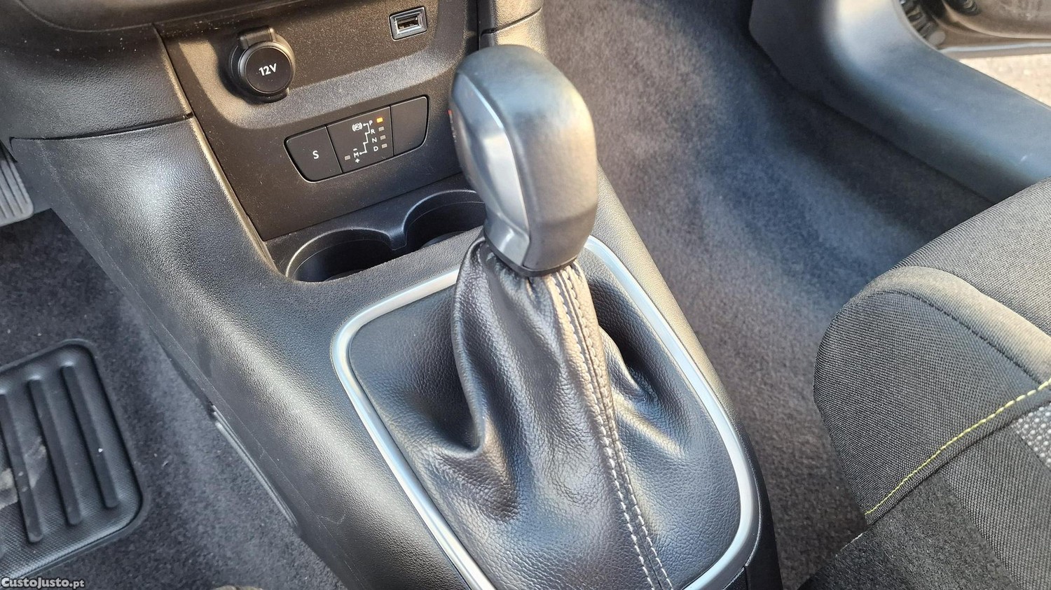 Citroën C3 1.2 PureTech Shine EAT6 — fotografia 3