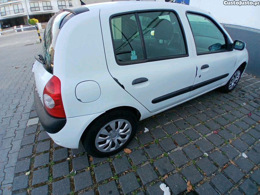 Renault Clio 1200 cm3 de 2002 — fotografia 7