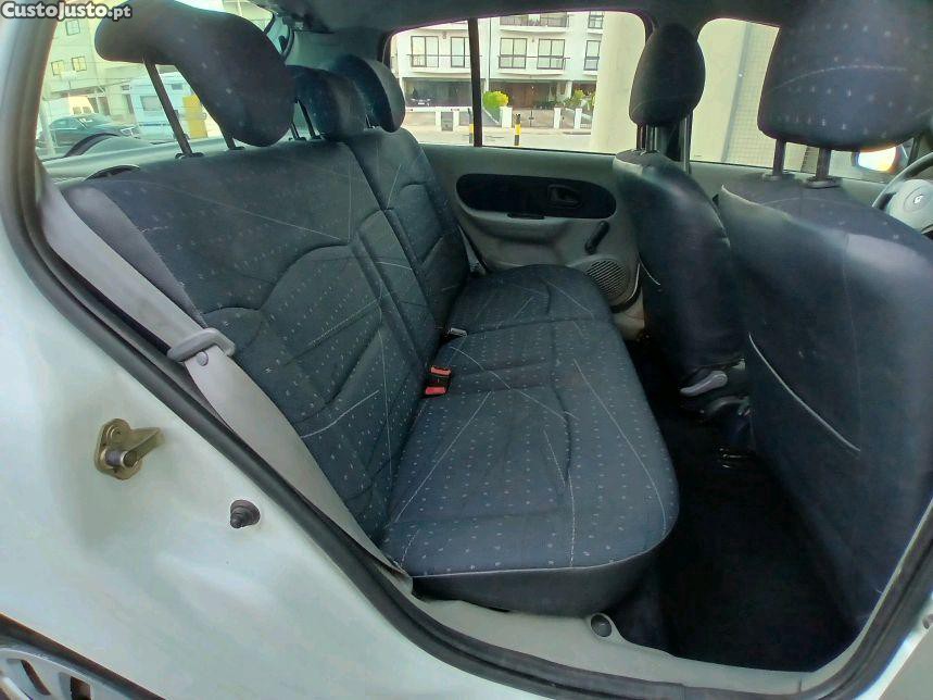 Renault Clio 1200 cm3 de 2002 — fotografia 5