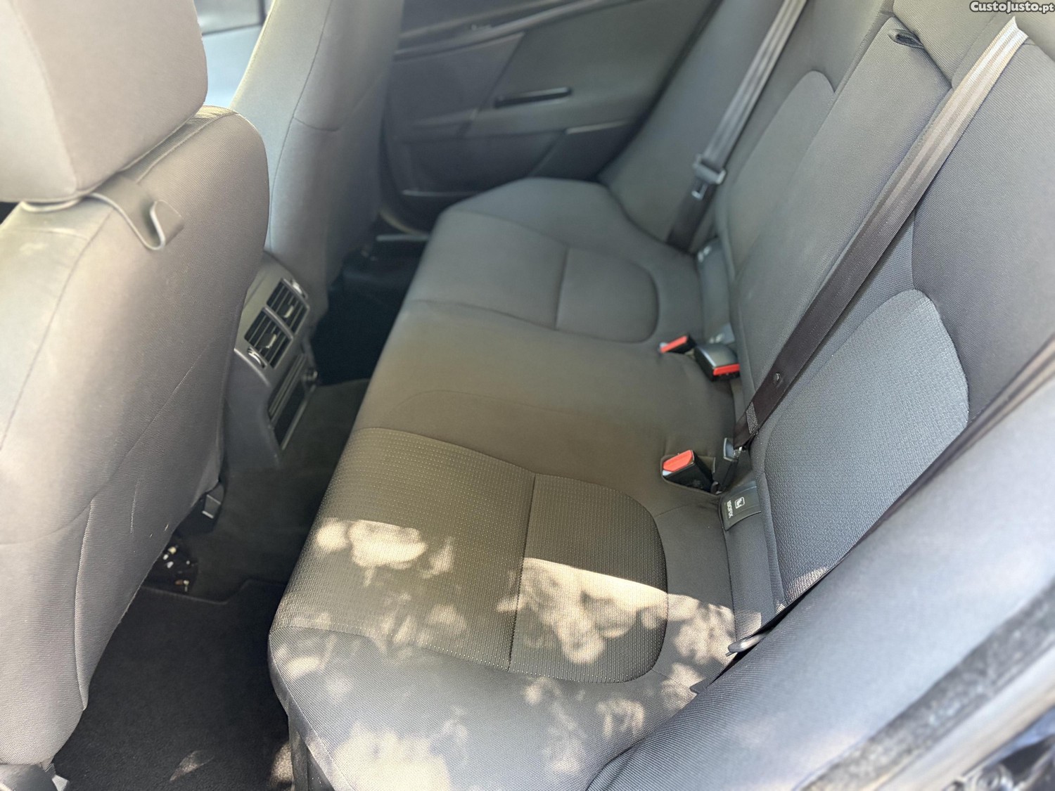 Jaguar XE 2.0 — fotografia 2