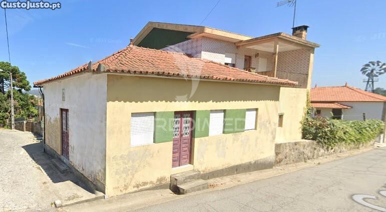 Moradia v3 com logradouro e garagem
