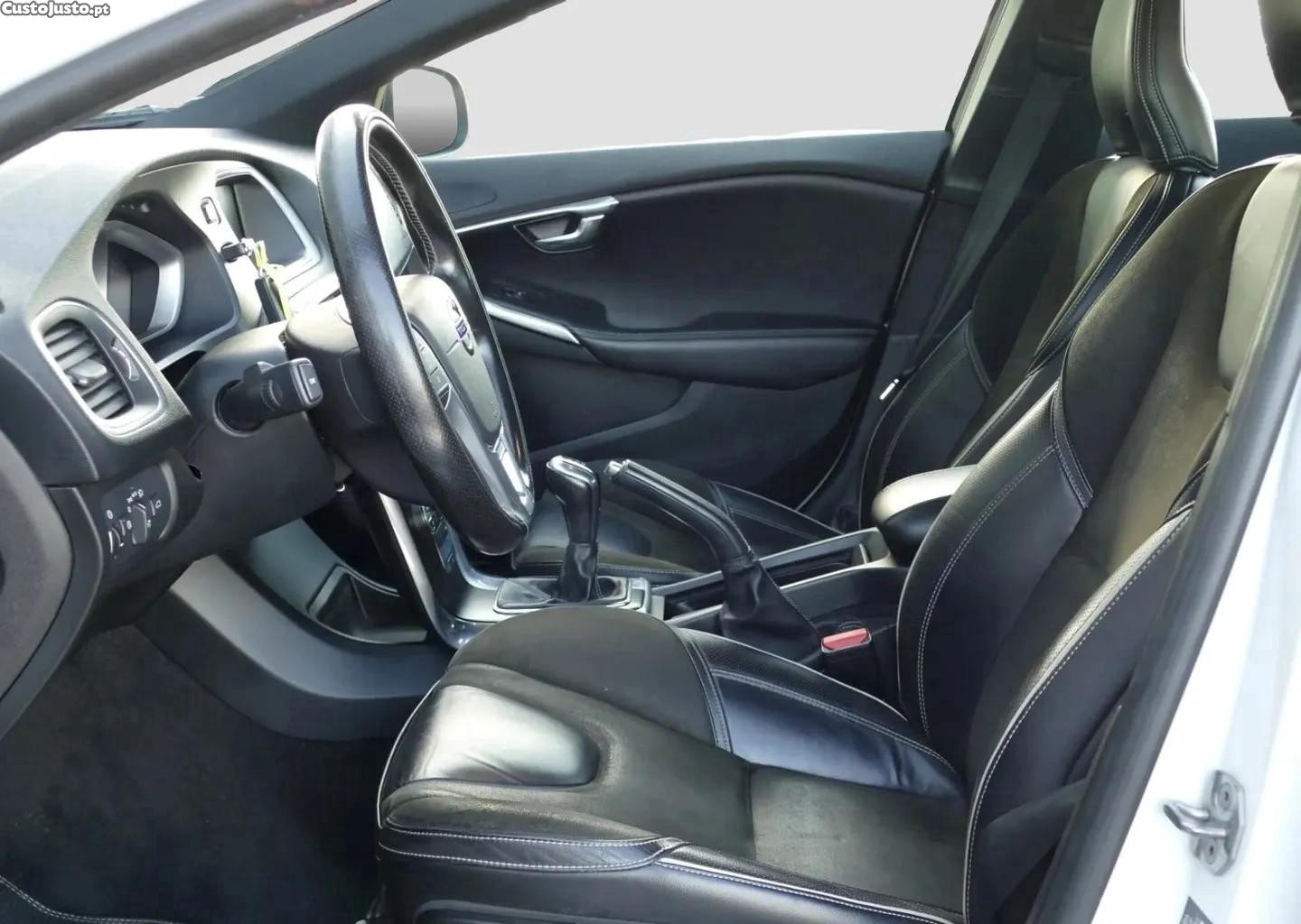 Volvo V40 1.6 D2 R-Design — fotografia 3