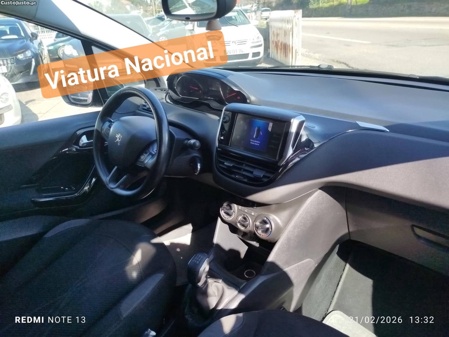 Peugeot 208 Diesel 5 LugLivro Revisoes. Viatura Nacional — fotografia 6