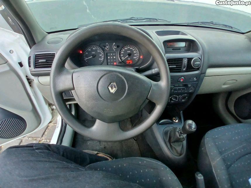 Renault Clio 1200 cm3 de 2002 — fotografia 4
