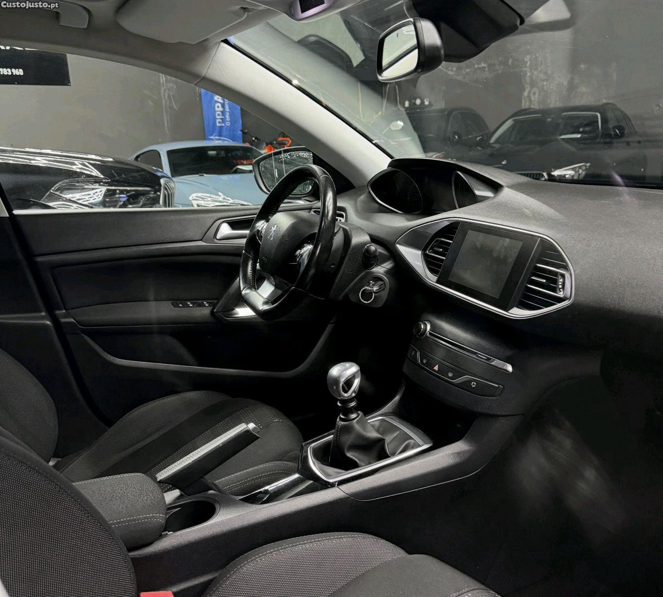Peugeot 308 SW BlueHDi 130 EAT8 Stop & Start Allure Pack — fotografia 7