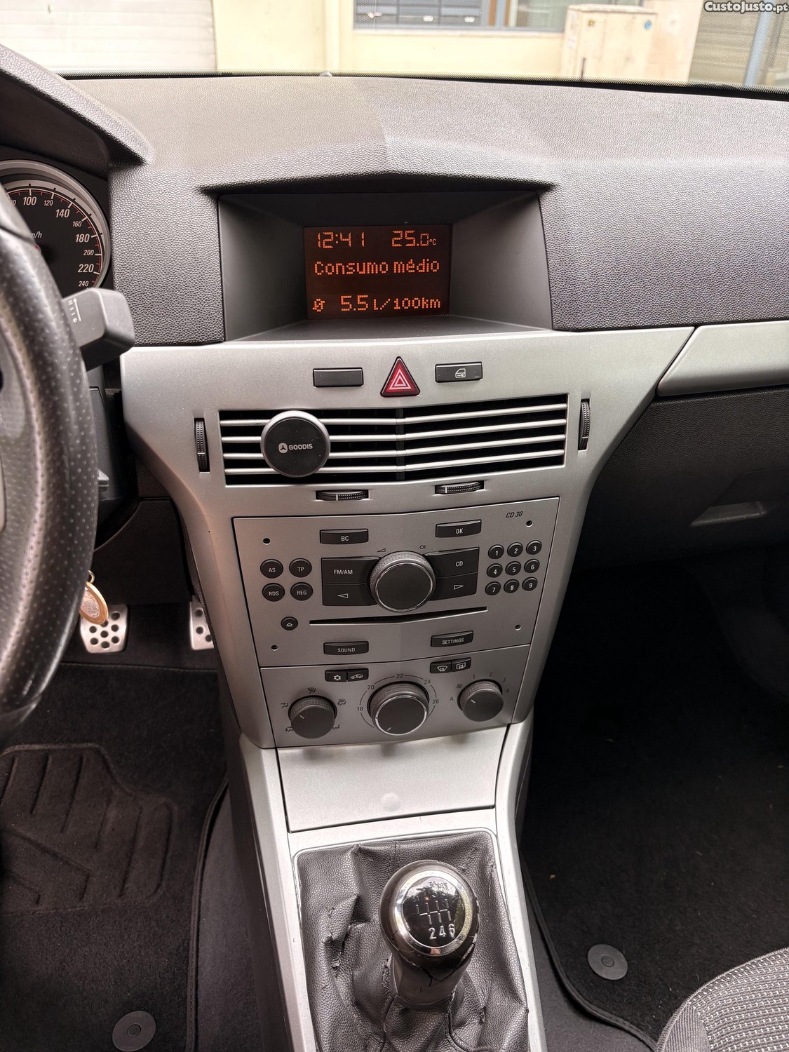Opel Astra GTC — fotografia 2