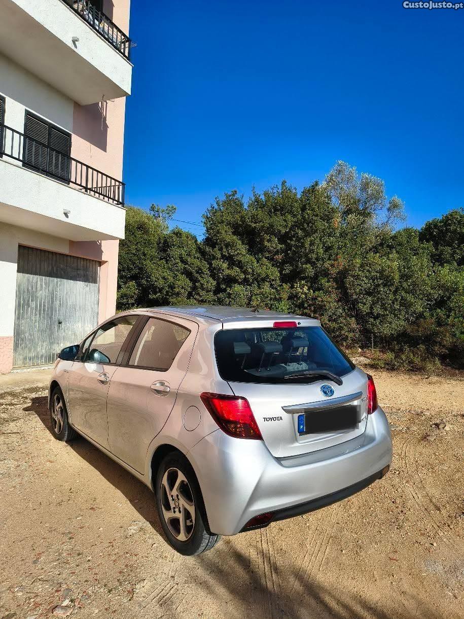 Toyota Yaris Hybrid — photo 2