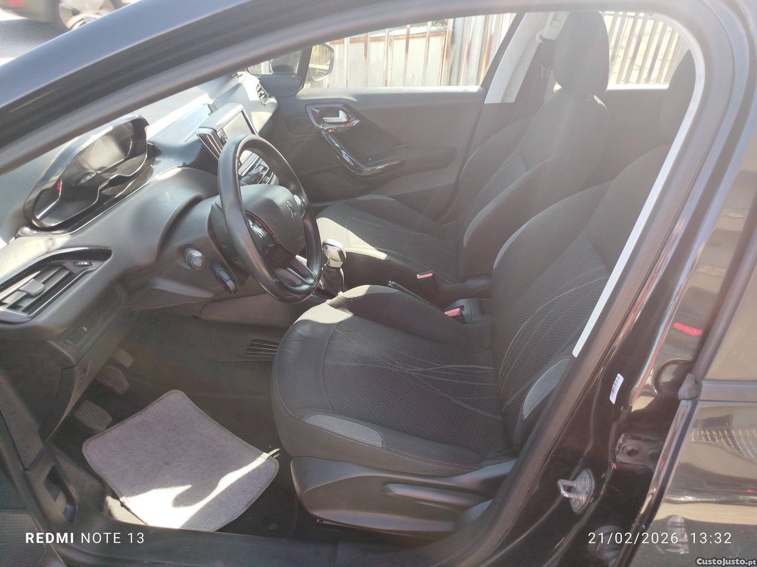 Peugeot 208 Diesel 5 LugLivro Revisoes. Viatura Nacional — fotografia 5