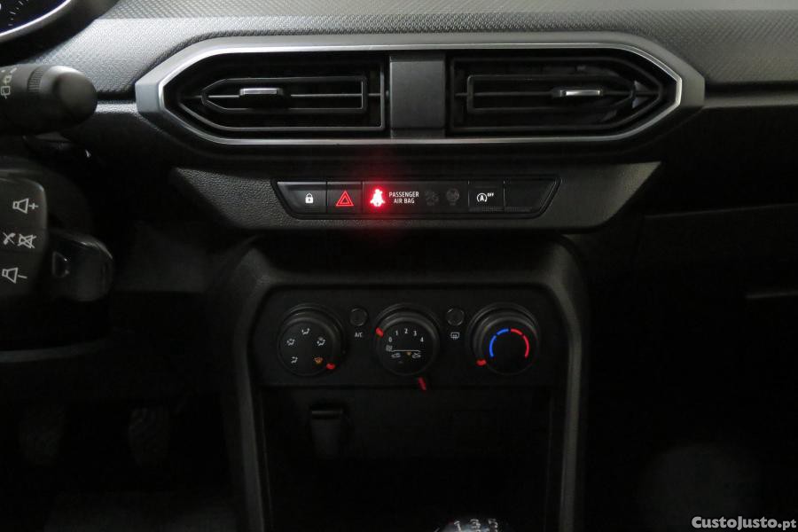 Dacia Sandero 1.0 SCe Essential — fotografia 13