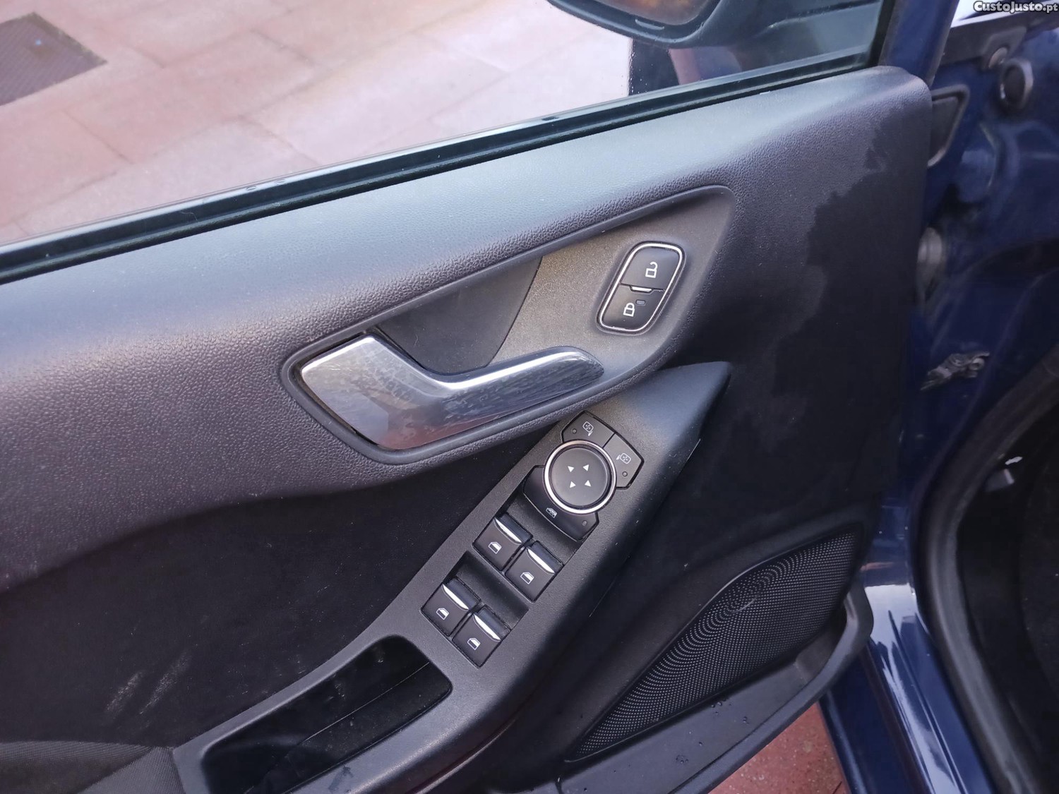 Ford Fiesta Active 1.5 tdci como novo — fotografia 7