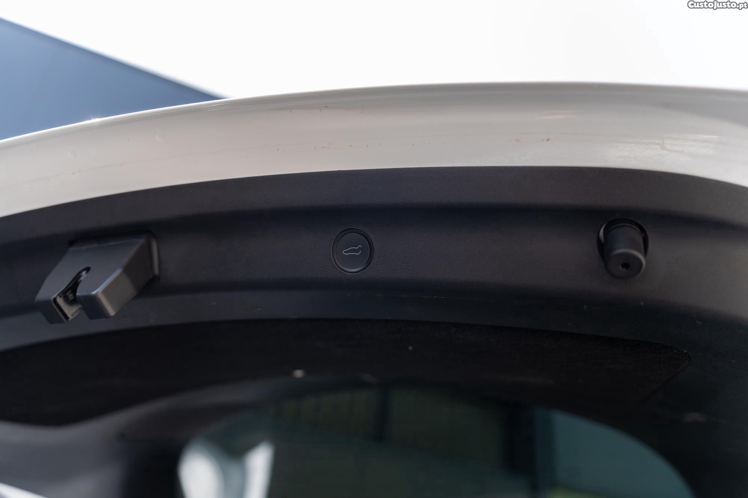 Tesla Model Y Long Range Dual Motor AWD — fotografia 13