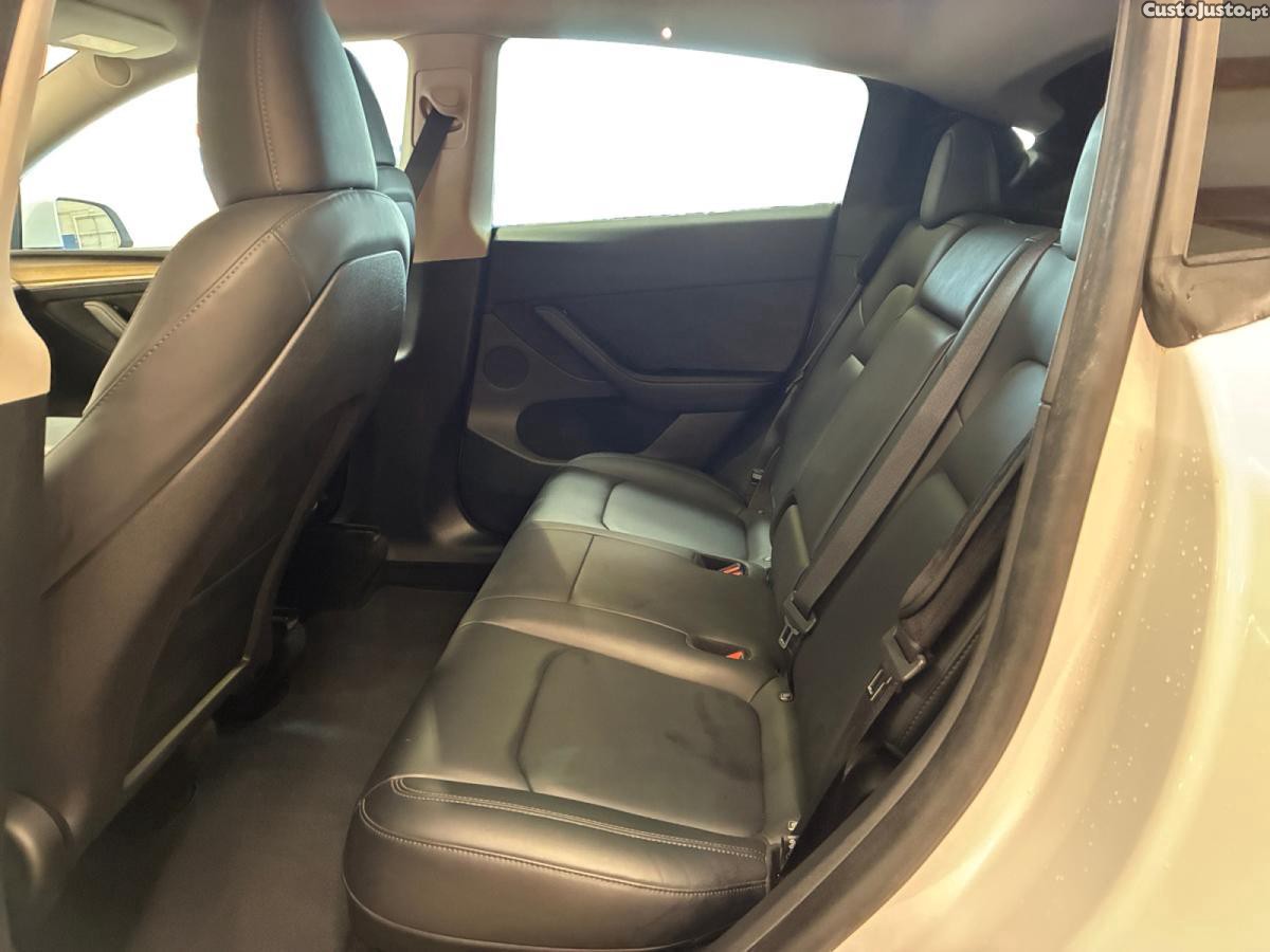 Tesla Model Y Standard RWD — fotografia 8