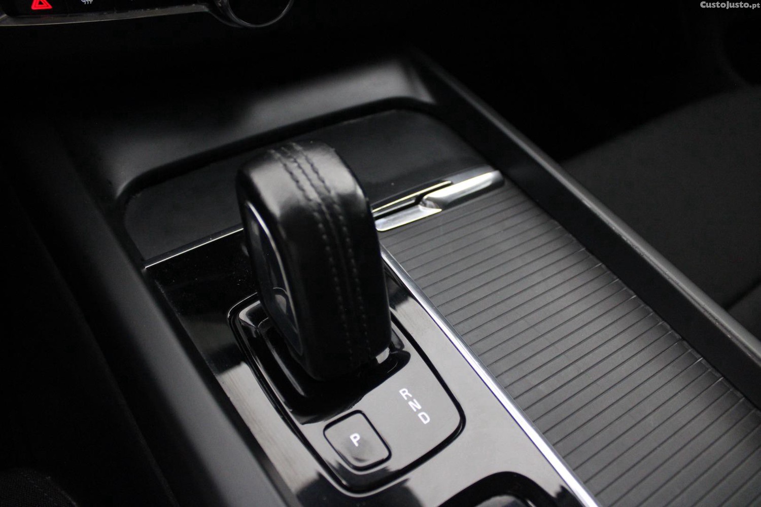 Volvo XC 60 T8 PHEV MOMENTUM PLUS (AUTO) — fotografia 19