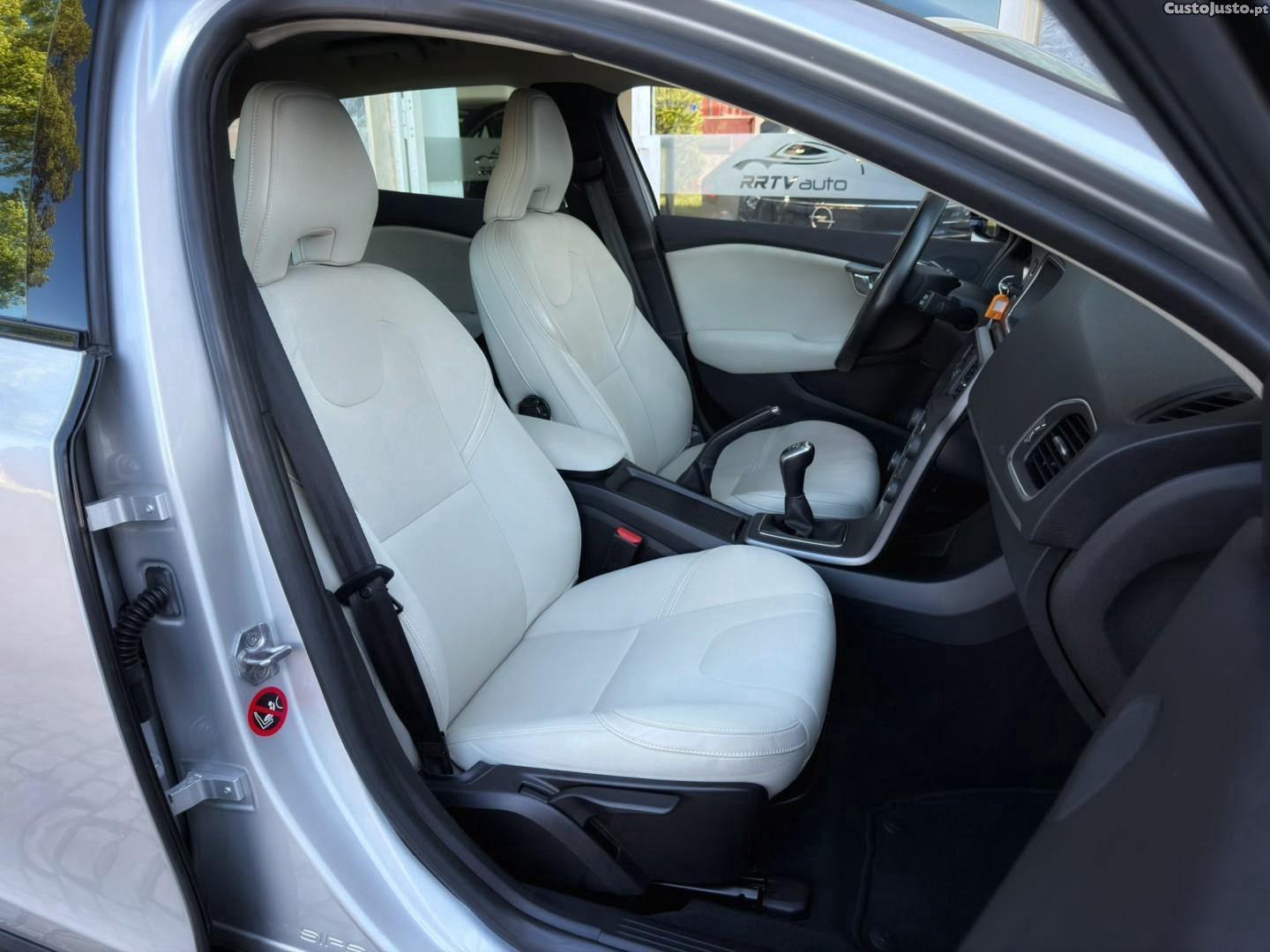 Volvo V40 1.6 D2 Momentum — fotografia 12
