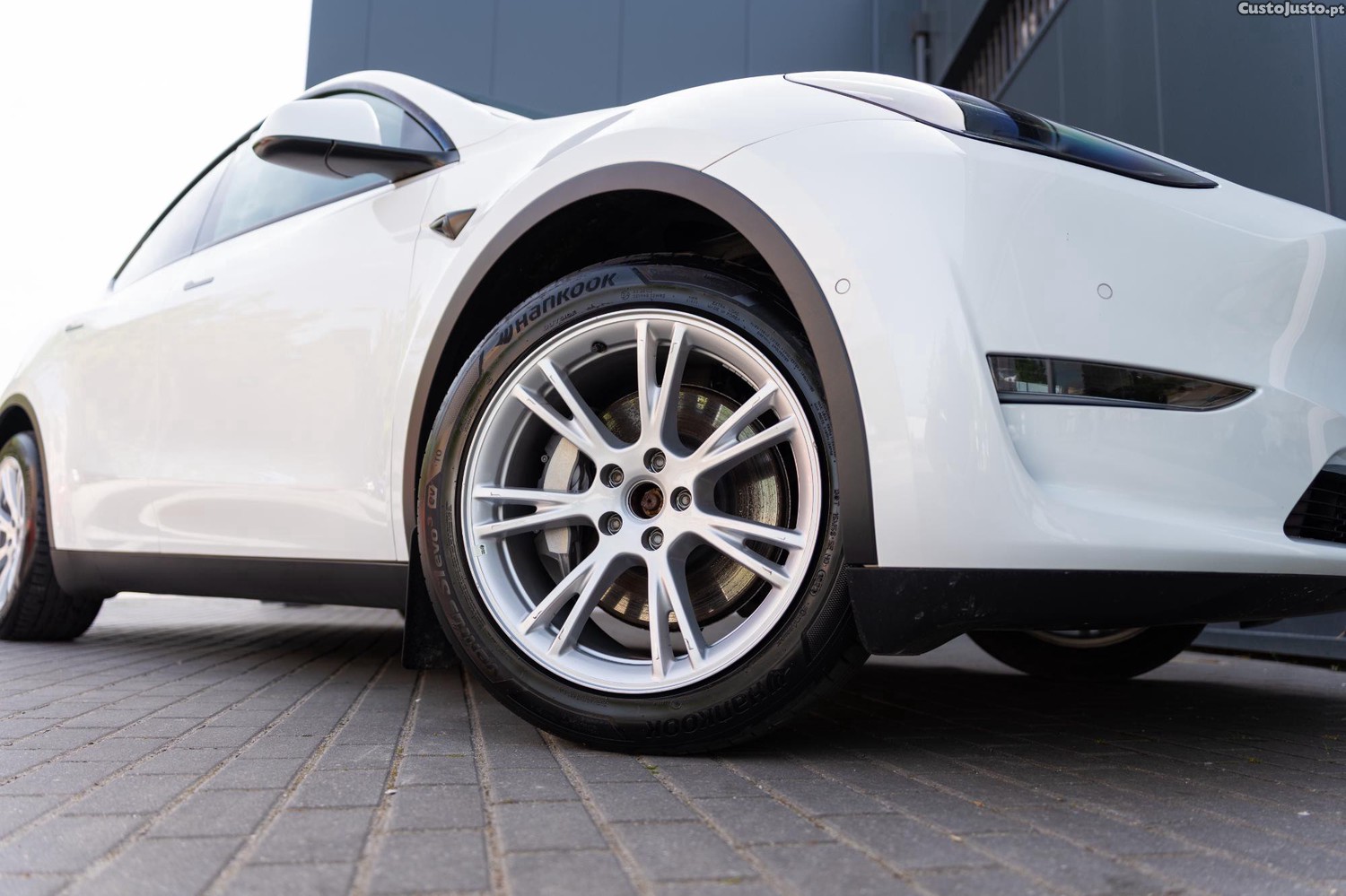 Tesla Model Y Long Range Dual Motor AWD — fotografia 19