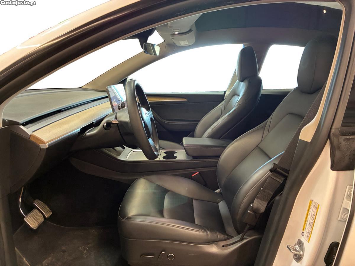 Tesla Model Y Standard RWD — fotografia 11