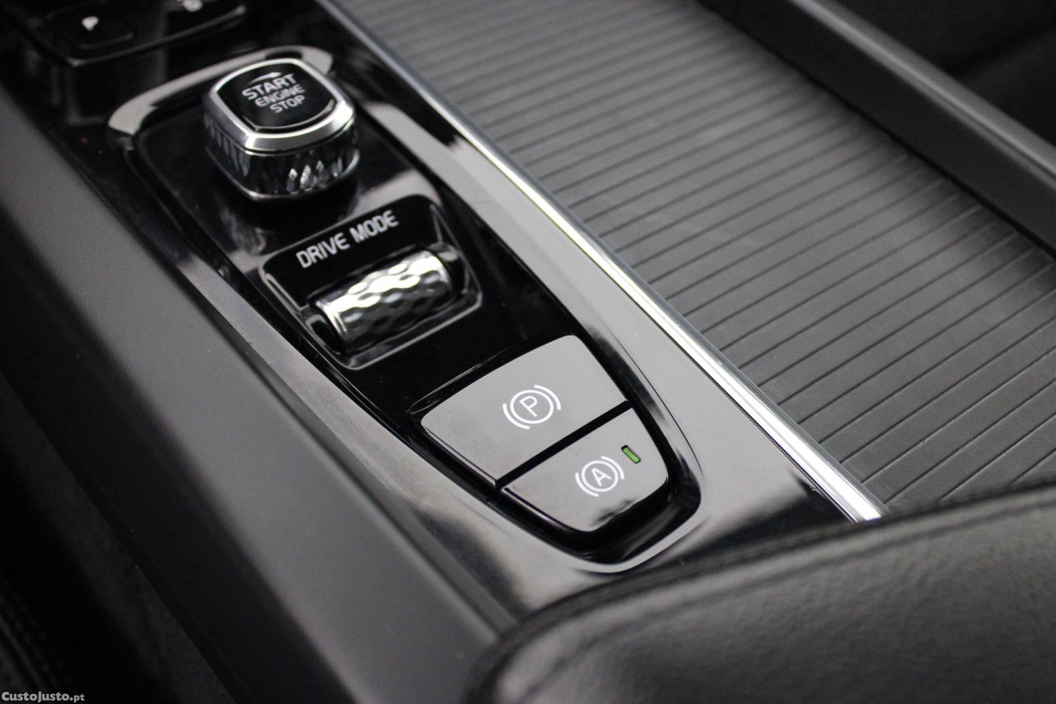 Volvo XC 60 T8 PHEV MOMENTUM PLUS (AUTO) — fotografia 17