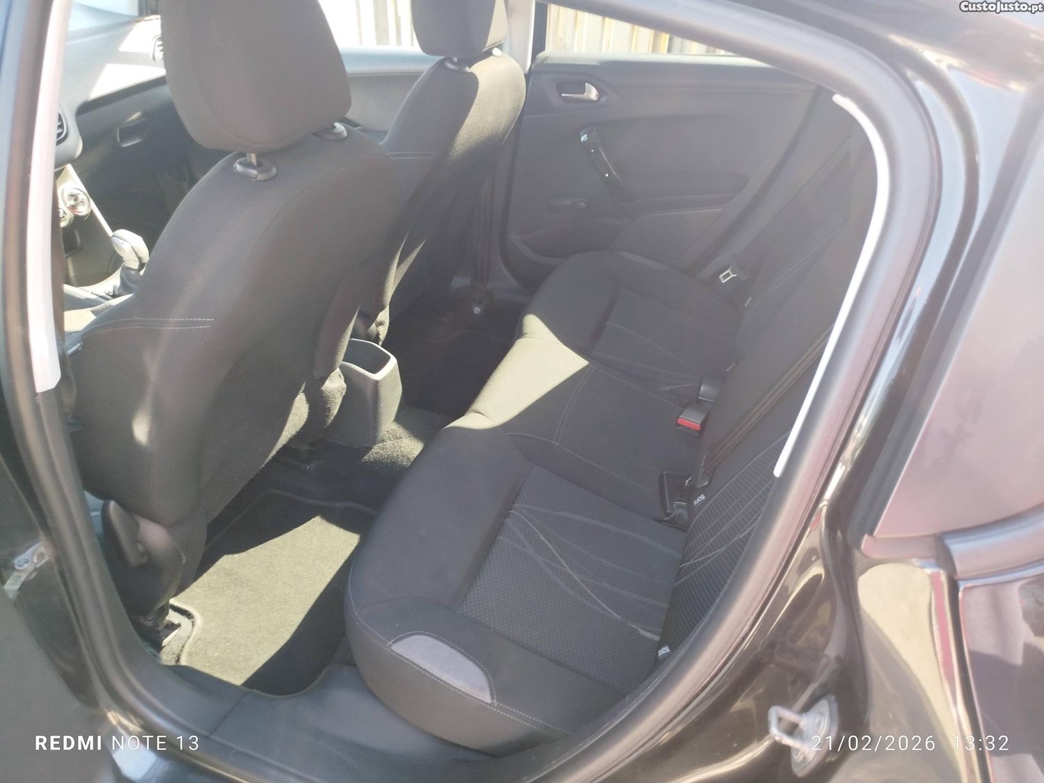 Peugeot 208 Diesel 5 LugLivro Revisoes. Viatura Nacional — fotografia 4