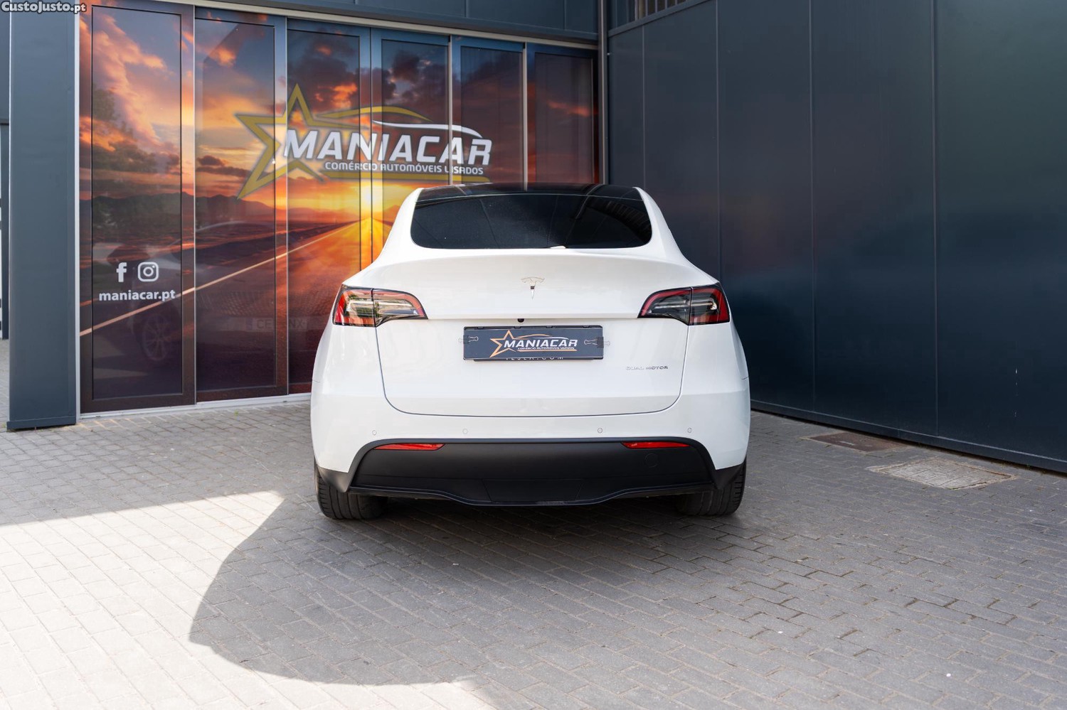 Tesla Model Y Long Range Dual Motor AWD — fotografia 16