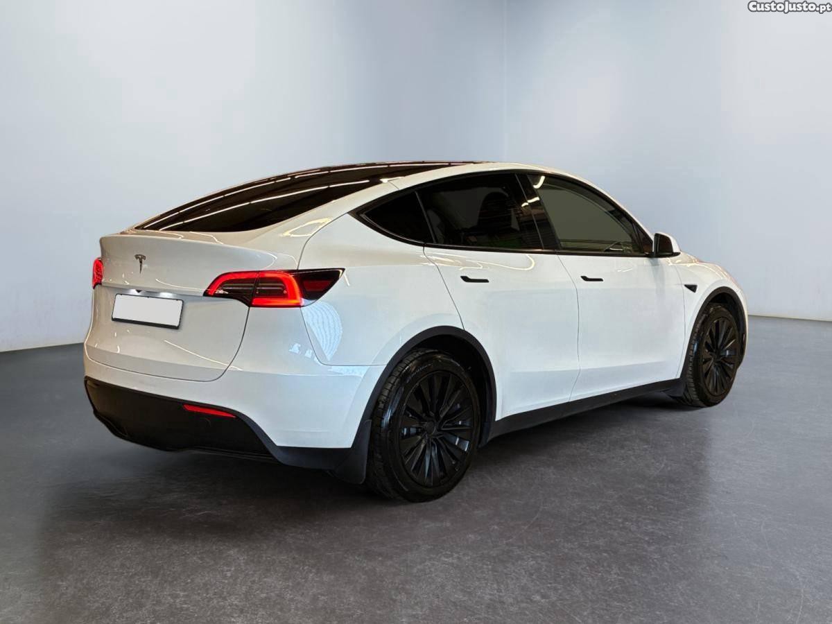 Tesla Model Y Standard RWD — fotografia 12