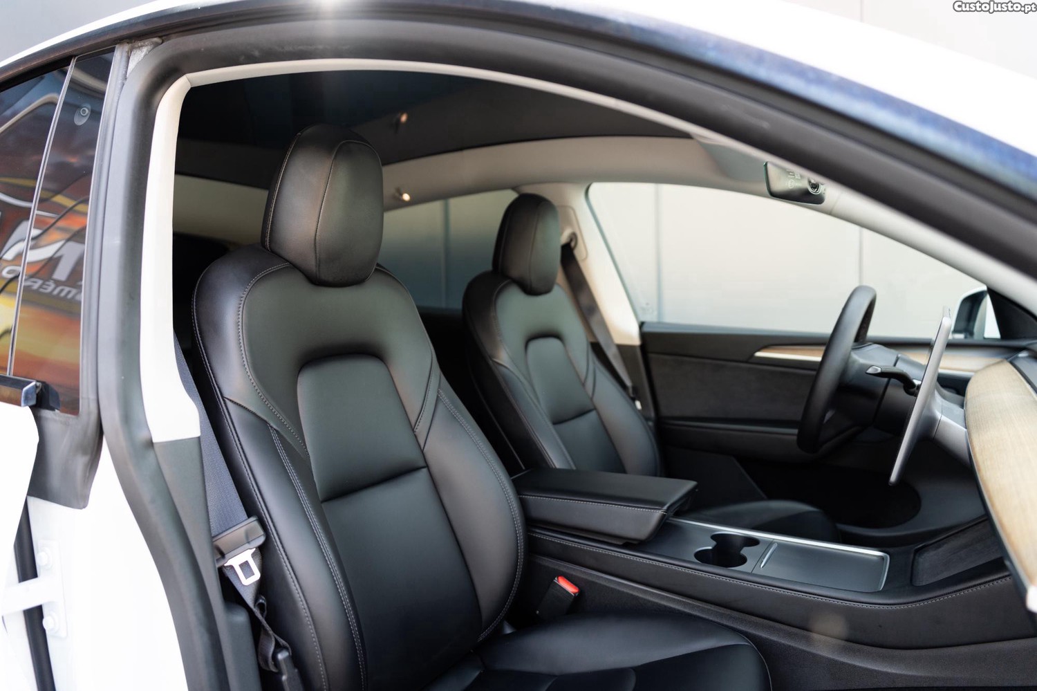 Tesla Model Y Long Range Dual Motor AWD — fotografia 8