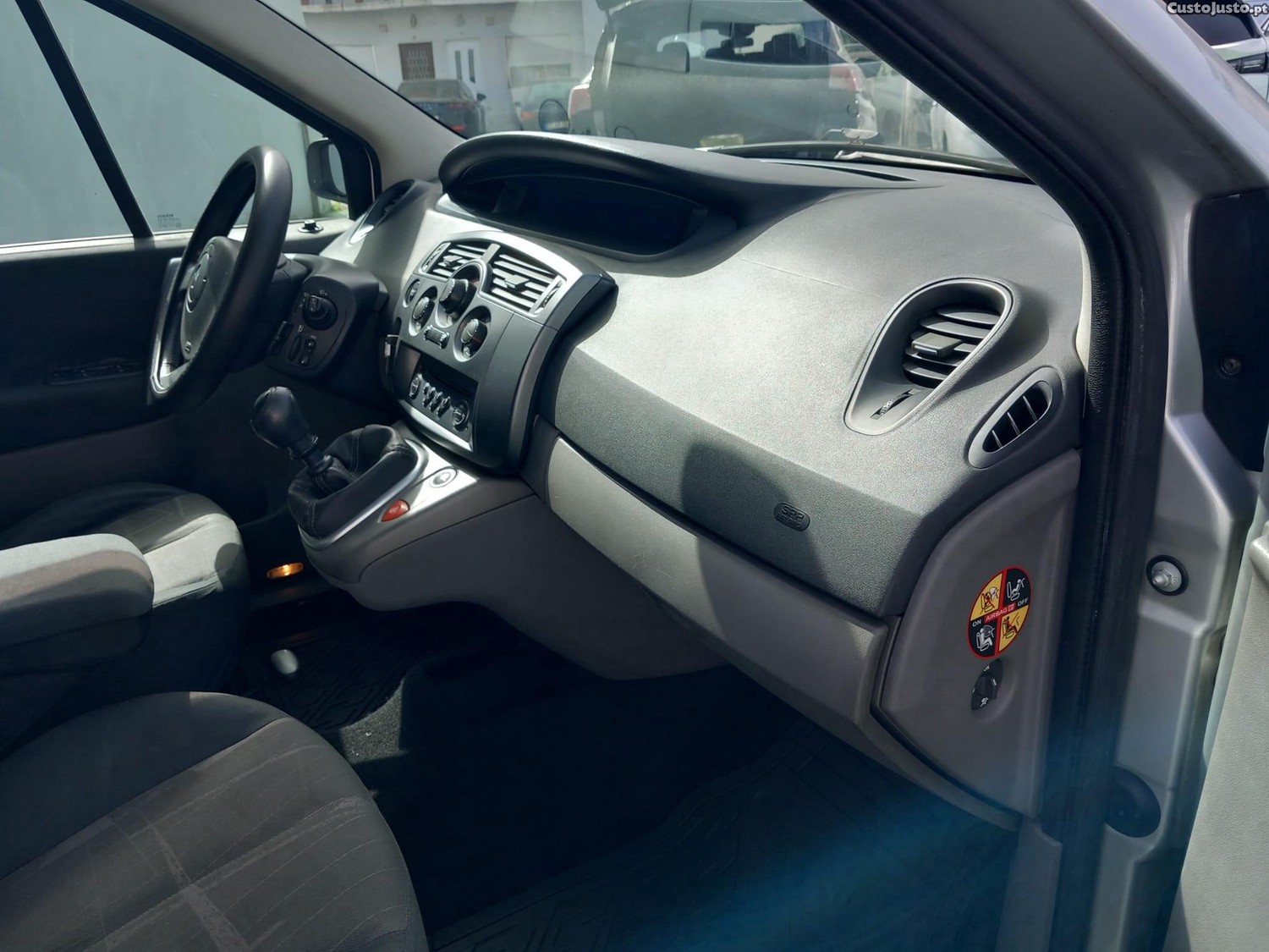 Renault Scénic 1.5 dCi Confort — fotografia 12