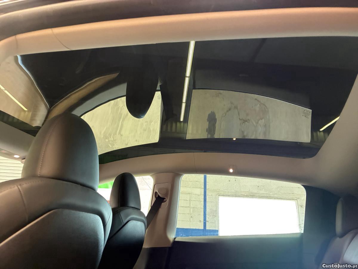 Tesla Model Y Standard RWD — fotografia 5