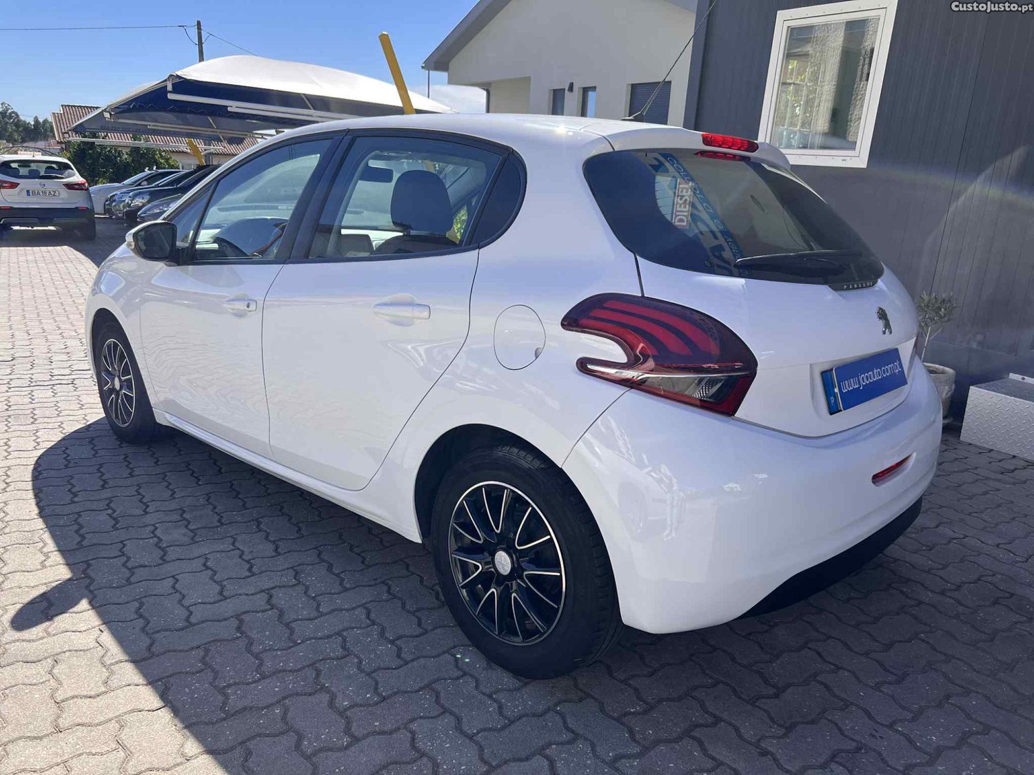 Peugeot 208 1.4 HDI Active — fotografia 6