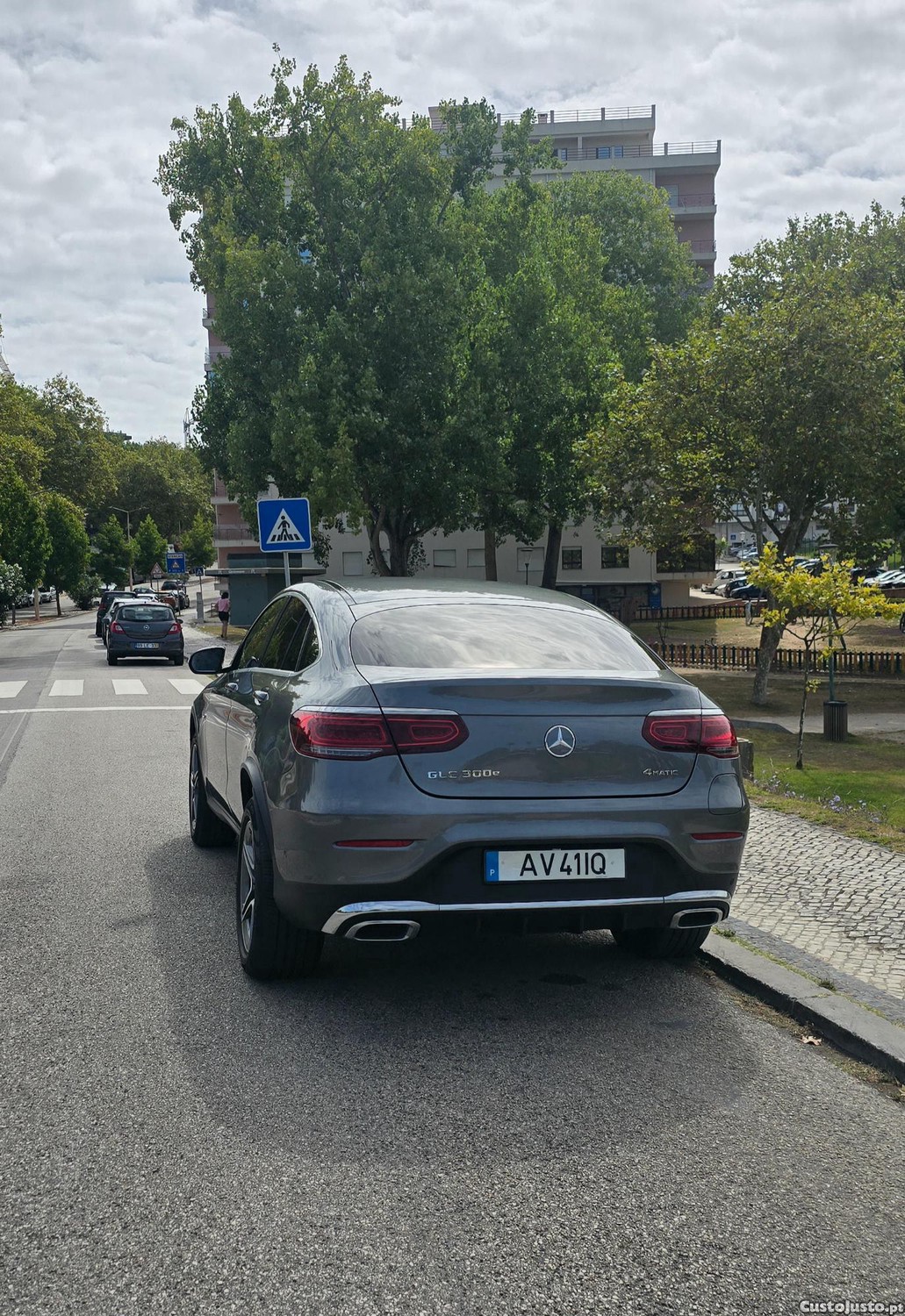 Mercedes-Benz GLC 300 e Coupé Hibrido-Plugin 4Matic — fotografia 4