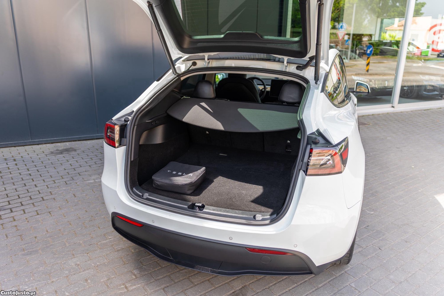 Tesla Model Y Long Range Dual Motor AWD — fotografia 12